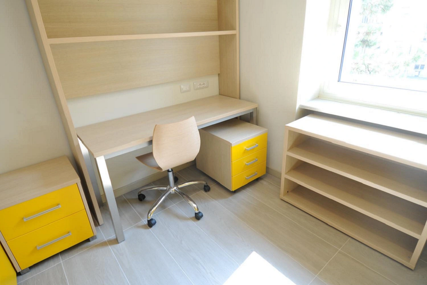 Jasny, nowoczesny pokój dziecka od Marazzi